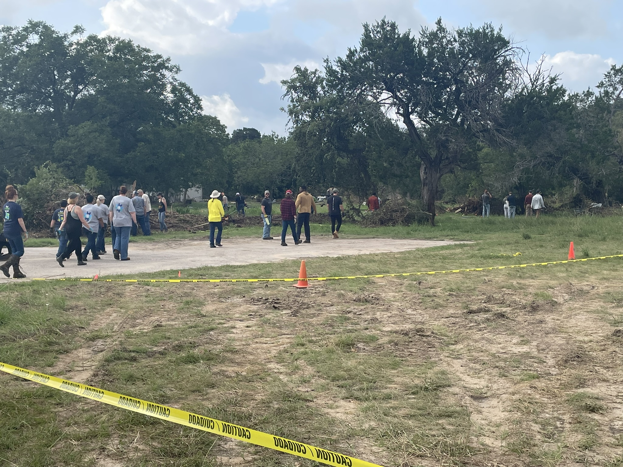 Over 100 volunteers arriving at the cemetery for cleanup